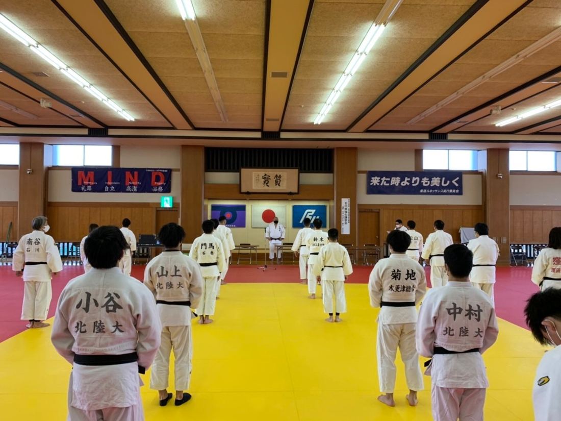 道場に整列する柔道の選手たち